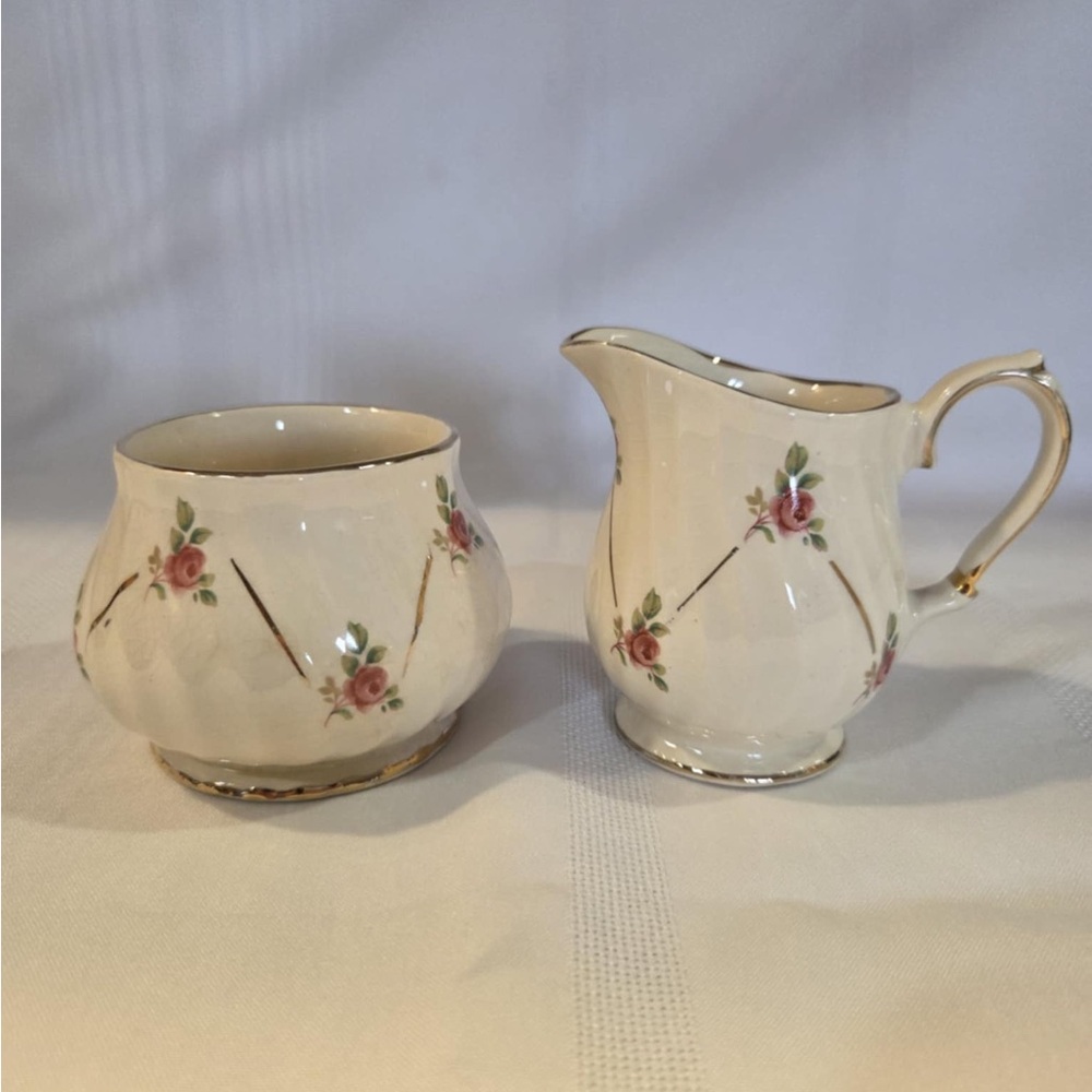 Sadler rosebuds lattice Floral Cream and Sugar Set